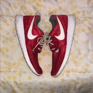 Nike Roshe size 5Y fits women 7.5 like me